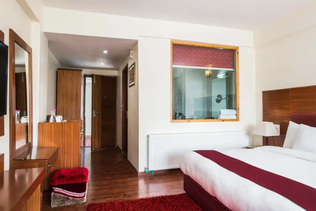 premium-lodging-leh-singge-palace-bedroom-view