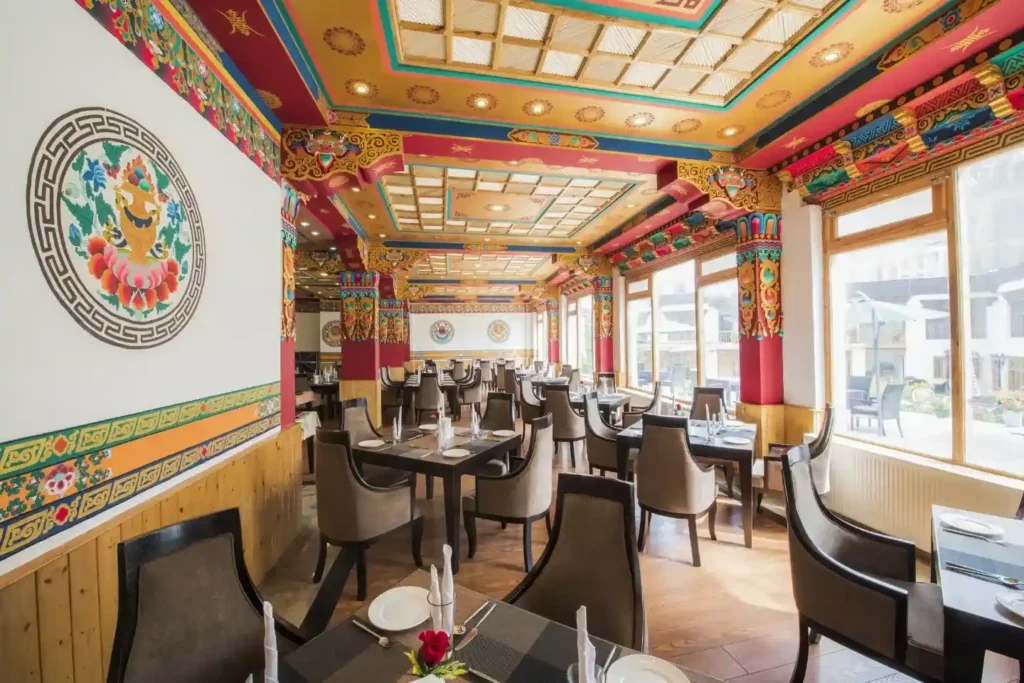 singge-palace-restaurant-dining-area-ladakh